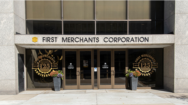 מוצרים מוגמרים של First Merchants Corporation