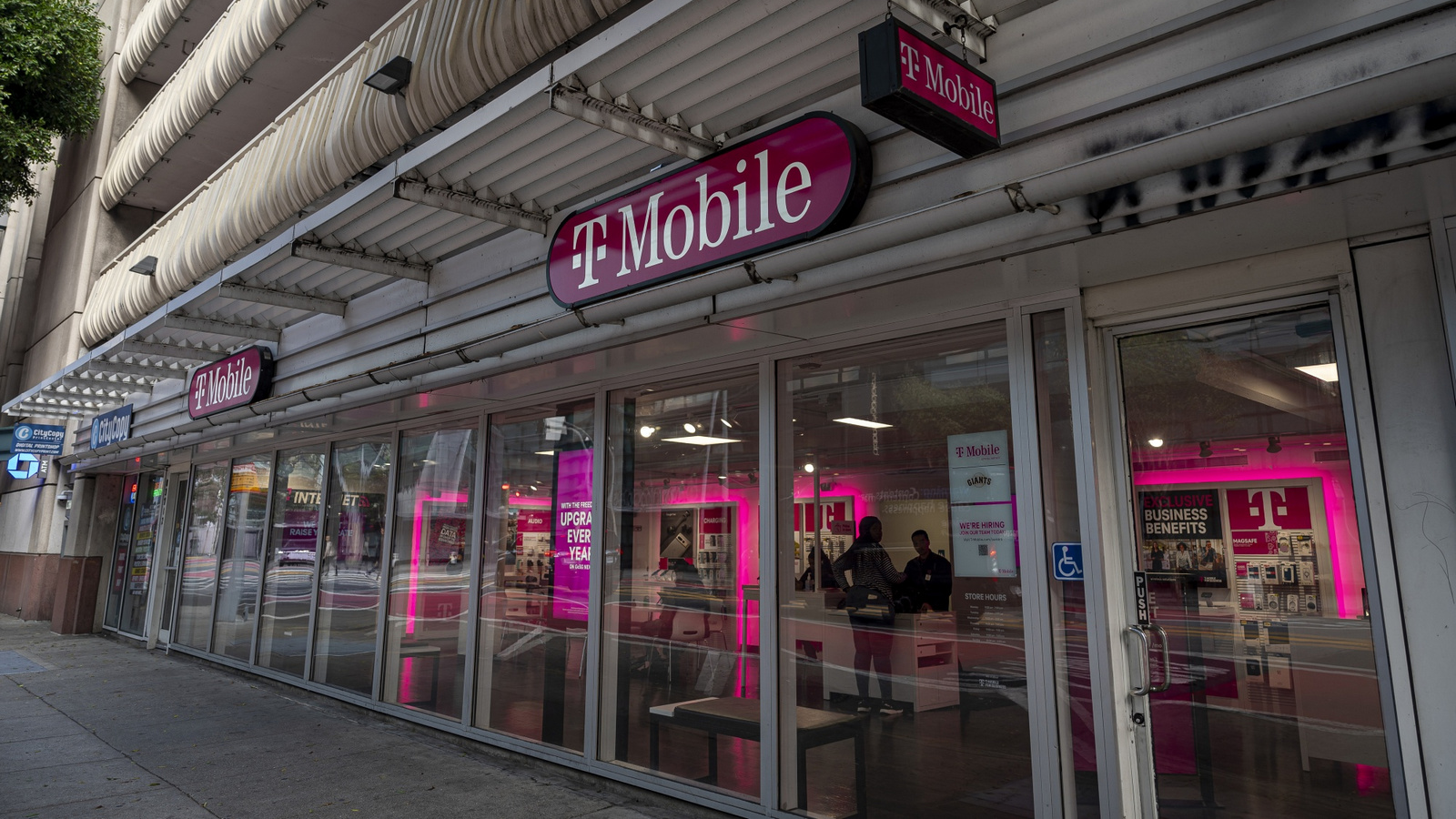 T-Mobile US, Inc. - מוצר החברה | 👁️GURU.Markets👁️ מוצר מקורי של T-Mobile US, Inc.